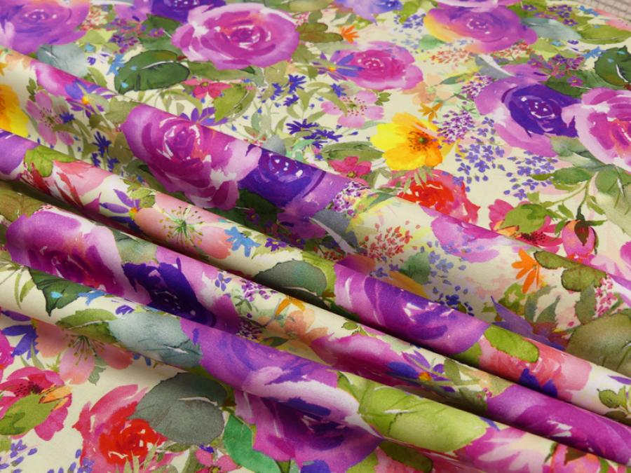 Patchworkstoff Clothworks Flowershop Rosen in lila Faltenwurf